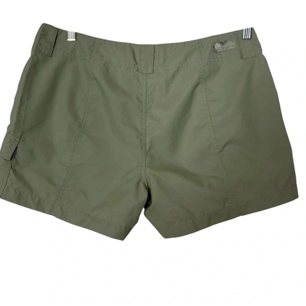 NIKE ACG sz 10 Women’s Cargo Shorts Pockets Belt Loops Hiking Adventuring Green